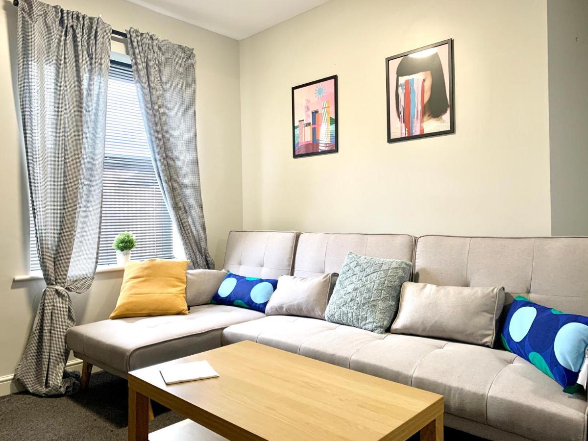 Free, Large Car Park Apartment Wakefield Exterior foto